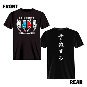 May include: Black t-shirt with a white graphic of three stylized demon masks with red, blue, and white accents. The text "T-shirts を 改善する" and "山を 改善する" is printed in white below the masks. The back of the shirt has the text "なる 始める" printed vertically in white.