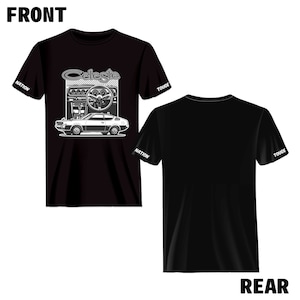 Op de afbeelding: Zwart T-shirt met een witte afbeelding van een auto en het woord "Celeste" op de voorkant. De mouwen hebben de woorden "Nation" en "Touge" erop gedrukt.