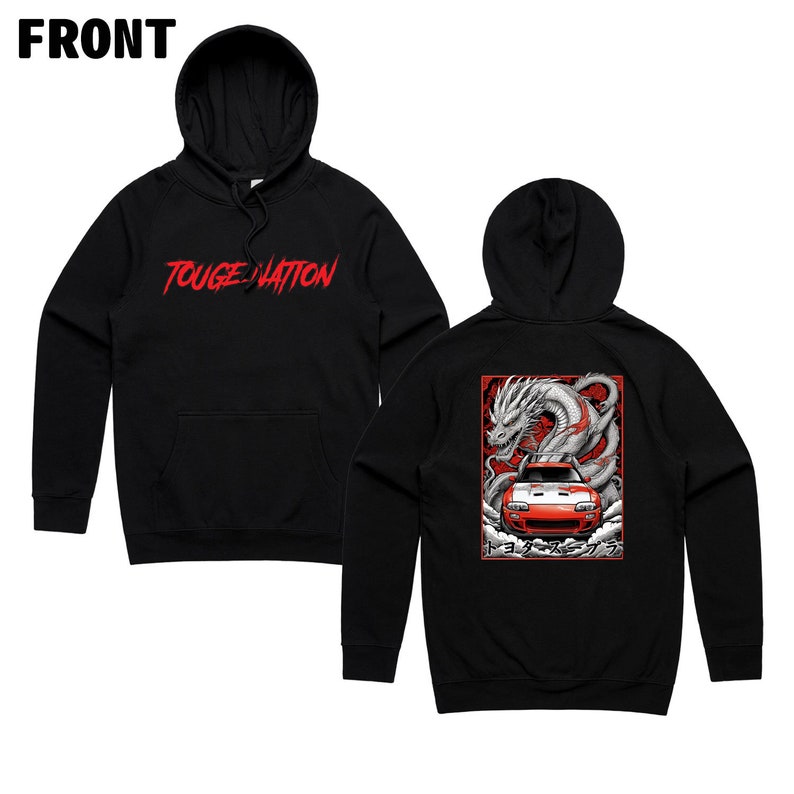 Puede incluir: Sudadera con capucha negra con el texto "TOUGE NATION" en rojo en la parte delantera. La parte trasera presenta un gr&aacute;fico rojo y blanco de un coche con un drag&oacute;n y texto japon&eacute;s. La sudadera tiene capucha y bolsillo delantero.