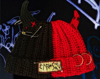 Gorro de diablo hecho a mano de ganchillo con cuernos rojos y negros