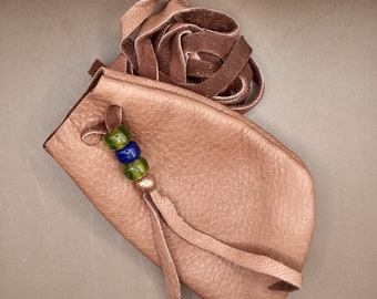 Groot daim-nekzakje met medicijnzakje van glaskralen