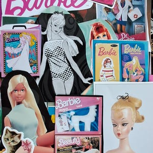 Könnte beinhalten: Eine Collage von Barbie-Artikeln. Enthält ein pinkfarbenes Barbie-Logo, einen pinkfarbenen Autoaufkleber mit "LET'S GO PARTY", Barbie-Puppen und Vintage-Barbie-Verpackungen. Das Bild zeigt Illustrationen und Fotografien.