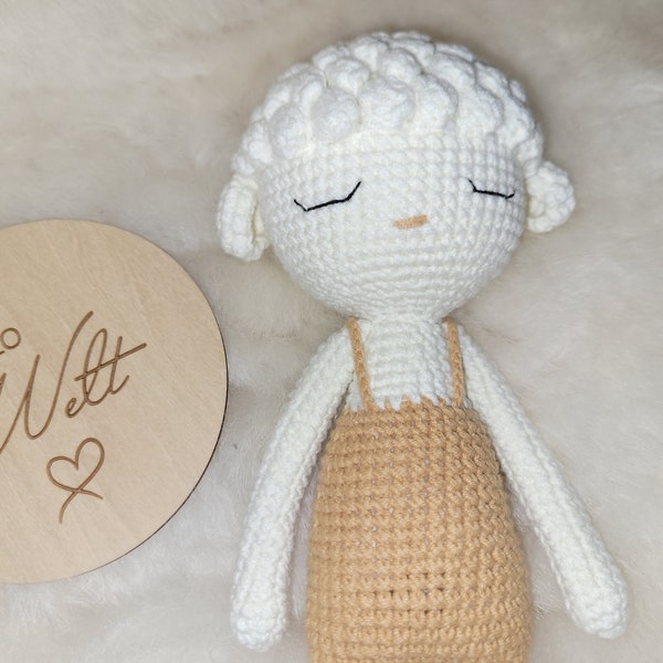 Poupée au crochet avec clochette, mouton mignon avec salopette