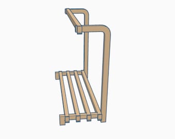 Könnte beinhalten: Ein Holzregal mit vier Ablagen und einer oberen Leiste. Das Regal ist aus hellbraunem Holz gefertigt und hat ein schlichtes Design.