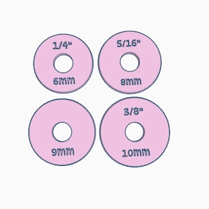 Puede incluir: Cuatro arandelas de plástico rosa de diferentes tamaños y medidas en pulgadas y milímetros. Las arandelas son de 1/4" (6 mm), 5/16" (8 mm), 3/8" (10 mm) y 9 mm.