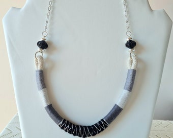 Collier fait main en corde, fil de coton, perles et chaîne en aluminium, couleur argent et différentes nuances de gris et de noir