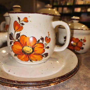 Vintage 1970s Steingut Geschirr Set Orange Floral - Suppenschalen, Zucker, Milchkännchen & Tellerchen