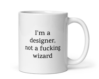 Taza de diseñador divertida: soy diseñador, no un maldito mago. Taza con cita sarcástica. Taza de café grosera. Regalo para compañeros de trabajo, amigos y familiares.