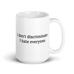 K&ouml;nnte beinhalten: Wei&szlig;e Keramik-Kaffeetasse mit schwarzem Text, der "Ich diskriminiere nicht, ich hasse alle" lautet.