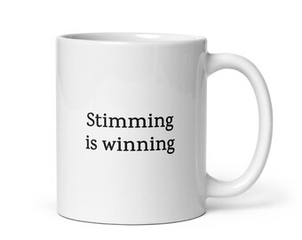 La estimulación es un triunfo: celebre las conductas neurodivergentes con humor: taza de café perfecta para cualquier persona a la que le guste la estimulación