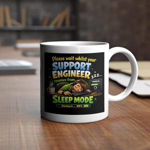 Op de afbeelding: Een witte keramische mok met een zwarte handgreep en de tekst "But First, Coffee" in een vetgedrukte, zwarte letter. De mok staat tegen een neutrale achtergrond, wat het eenvoudige ontwerp benadrukt.