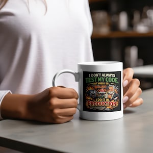 Könnte beinhalten: Weiße Keramik-Tasse mit einem schwarzen Aufdruck mit der Aufschrift "I DON'T ALWAYS TEST MY CODE, BUT WHEN I DO... I DO IT IN PRODUCTION." Die Grafik zeigt eine Karikatur eines Computers und eines Mannes.