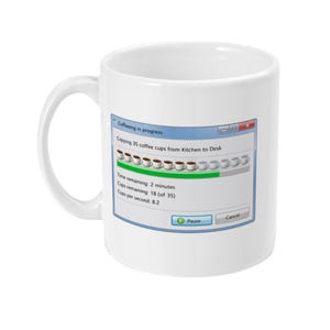 Może przedstawiać: Biały ceramiczny kubek do kawy z uchwytem. Kubek posiada humorystyczną grafikę przypominającą okno komputera, wyświetlającą tekst "Coffeeing in progress" i pasek postępu kopiowania filiżanek kawy.