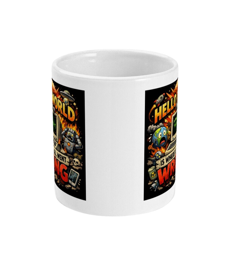 Op de afbeelding: Witte keramische mok met een kleurrijk cartoonontwerp. Het ontwerp toont een computer, een robot en de tekst "The World All Went Wrong" en "Hello Is Where Wrong". De mok heeft een zwarte achtergrond met oranje en gele vlammen.