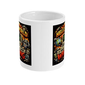 Op de afbeelding: Witte keramische mok met een kleurrijk cartoonontwerp. Het ontwerp toont een computer, een robot en de tekst "The World All Went Wrong" en "Hello Is Where Wrong". De mok heeft een zwarte achtergrond met oranje en gele vlammen.