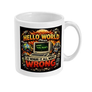 Op de afbeelding: Witte keramische mok met een zwarte afbeelding. De afbeelding toont de tekst "HELLO WORLD" boven een computerscherm met "Hello, World!". Daaronder staat de tekst "IS WHERE IT ALL WENT WRONG".