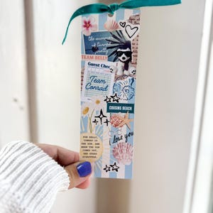 Puede incluir: Un marcapáginas hecho a mano con una cinta verde azulado, con un collage de imágenes y texto con temática de playa. El texto incluye "the summer I turned pretty", "Team Belly", "Cousins Beach" e "I love you".