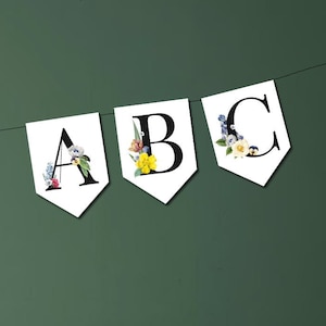 Puede incluir: Una pancarta blanca con las letras A, B y C en negro. Cada letra está decorada con diseños florales coloridos.