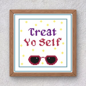Puede incluir: Patrón de punto de cruz con fondo blanco y estrellas amarillas. El patrón dice "Treat Yo Self" en letras moradas y rojas con gafas de sol rojas debajo.