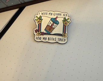 Broche "Quero meu café gelado e meus livros picantes" - Broche de esmalte para amantes de café e livros - Broche literário - Presente para leitor(a) de livros picantes