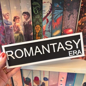 Znak lub zakładka „Romantasy ERA” wydrukowany w technologii 3D | Romans x Fantastyka | Dekoracja Booktok | Trend w romansach fantasy | Prezent książkowy