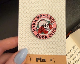 Broche de esmalte Dark Romance Book Club – Broche de caveira com rosa – Broche literário para amantes de livros – Presente para fãs de literatura – Presente picante