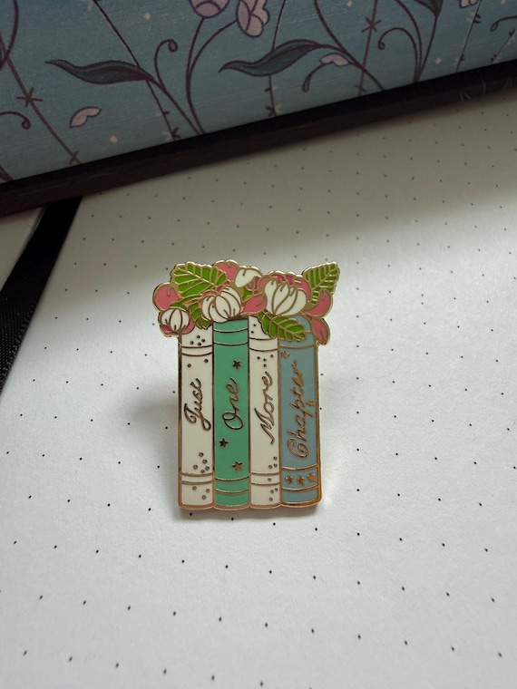 Just One More Chapter Enamel Pin – Books Flower Badge Book Stack – Bookish Pin Booktok Bookworms – Book Lover Buchliebhaber Geschenk Gifts