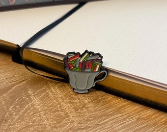 Broche de Caneca com Livros - Broche de Xícara de Chá Esmaltada - Broche Literário - Presente para Amantes de Livros - Presente para Devotos de Livros - Lembrancinha Literária