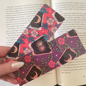 Witchy Lesezeichen - Beidseitig bedruckt mit Tarotkarten & mystischem Design, Fantasy Leser, laminiertes Papier Lesezeichen, Bookish Gifts