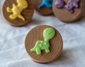 Dino dressoir trekt voor kinderkamer en kinderkamer. Meerkleurig, hout, past op IKEA Hemnes en Koppang commodes. Leuke dinosaurusknop voor kinderen