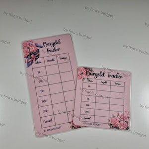 Könnte beinhalten: Zwei rosa und weiße Bargeld-Tracker-Blätter mit Blumendesigns. Jedes Blatt hat Spalten für die Stückelung, die Menge und die Summe. Der Text auf dem Blatt lautet "Bargeld Tracker" und "BY FINAS.BUDGET".