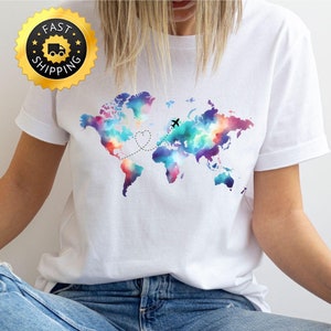 Chemise voyageur carte du monde, chemise l'aventure vous attend, t-shirt vacances en famille, chemise aquarelle pour amateur de voyage, chemise mode avion, voyage envie de voyager