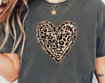 Camisa con estampado de leopardo y corazón Comfort Colors®, un bonito regalo de San Valentín con forma de corazón, ideal para ella. Camisa con estampado de leopardo y corazón, ideal para San Valentín.