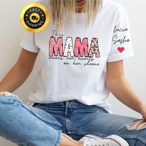 Diese Mama trägt ihr Herz auf ihrem Ärmel Shirt, benutzerdefinierte Mama Shirt mit Kindernamen, Mama Shirt, Muttertagsgeschenk, benannte Mama T-Shirt (Mondzeit Schriftart)