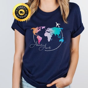 Chemise voyageur, chemise l'aventure vous attend, t-shirt vacances en famille, chemise amateur de voyage, chemise de voyage carte du monde, chemise mode avion, t-shirt Wanderlust