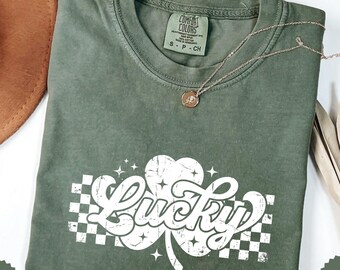 Camisa de la suerte a cuadros retro Comfort Colors®, camisa de trébol del Día de San Patricio, camisa retro de la familia de San Patricio, linda camiseta de San Patricio, camiseta de trébol