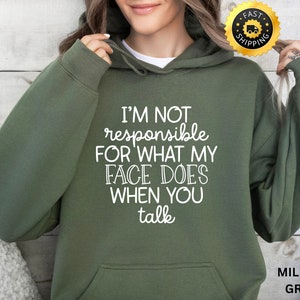 Puede incluir: Una sudadera con capucha verde con el texto "I'M NOT responsible FOR WHAT MY FACE DOES WHEN YOU talk" impreso en blanco.