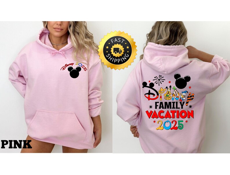 Puede incluir: Sudadera con capucha rosa con un gr&aacute;fico de Mickey Mouse en la parte delantera y un gr&aacute;fico de Disney Family Vacation 2025 en la parte trasera.