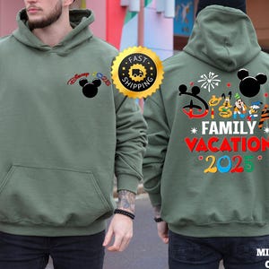 Puede incluir: Sudadera con capucha verde con un gr&aacute;fico de Mickey Mouse y el texto "Disney Family Vacation 2025".
