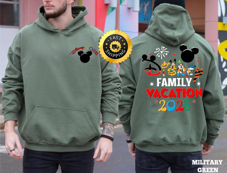 Puede incluir: Sudadera con capucha verde con un gr&aacute;fico de Mickey Mouse y el texto "Disney Family Vacation 2025".