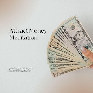 Puede incluir: Una mano sostiene un abanico de billetes de dólar estadounidense, incluyendo denominaciones de $5 y $20. La imagen tiene el texto "Attract Money Meditation" en fuente negra. También son visibles las URL de las tiendas de Etsy jarvisdesignstudio.etsy.com y cjhypnotherapy.etsy.com.