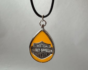 Collar con colgante Harley Davidson naranja y plateado, cordón negro (45 cm)