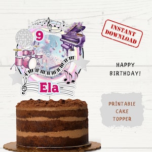 Puede incluir: Una tarta de chocolate con un adorno para tarta con temática musical. El adorno presenta un piano morado, una batería y notas musicales. El texto del adorno dice "9" y "Ela", con las palabras "Happy Birthday!" e "Instant Download" visibles.