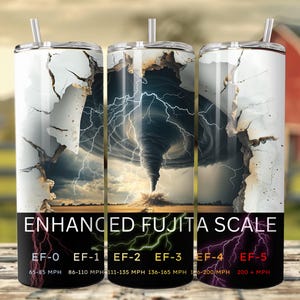 Puede incluir: Tres vasos de acero inoxidable con pajitas, con un diseño de tornado. El diseño incluye un cielo dramático con un tornado y relámpagos, y el texto "ENHANCED FUJITA SCALE" con clasificaciones EF y velocidades del viento.