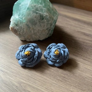 Pendientes grandes azules/grises con estambre dorado