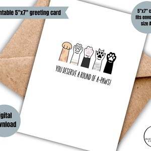 Puede incluir: Una tarjeta de felicitación blanca con el texto "YOU DESERVE A ROUND OF A-PAWS!" e ilustraciones de patas de gato. La tarjeta mide 12,7 cm x 17,8 cm y cabe en un sobre A7. También se ven las palabras "tarjeta de felicitación imprimible 5"x7"" y "descarga digital".