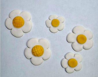 Edible Fondant daisy/flowers, Set of 10, *Make-to-order*