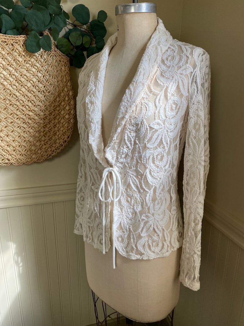FLOWER LACE TOP IN WHITE