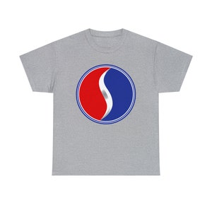 Könnte beinhalten: Ein graues T-Shirt mit einem roten, weißen und blauen Kreislogo. Das Logo zeigt eine silberne S-Form.