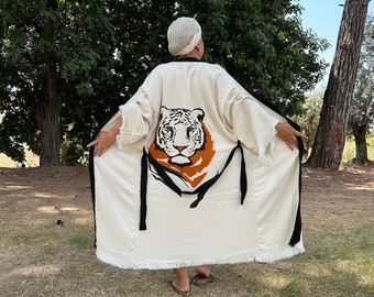 Handgjord orange tigerkimono, badrockspresent till älskare, ekologisk bomullsfestivaltigerbadrock, strandbadrock Boho festivaltigerbadrock